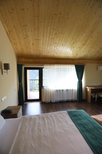 una camera con un grande letto e una finestra di Maajid Quba Hotel&Restaurant Sanatorium a Quba