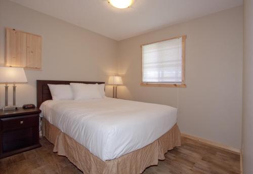 Postel nebo postele na pokoji v ubytování Jasper East Cabins