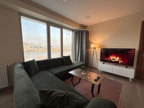 a living room with a couch and a fireplace at Wunderschönes Apartment mit Blick aufs GoldeneHorn in Istanbul