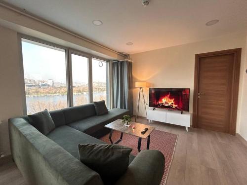 a living room with a couch and a fireplace at Wunderschönes Apartment mit Blick aufs GoldeneHorn in Istanbul