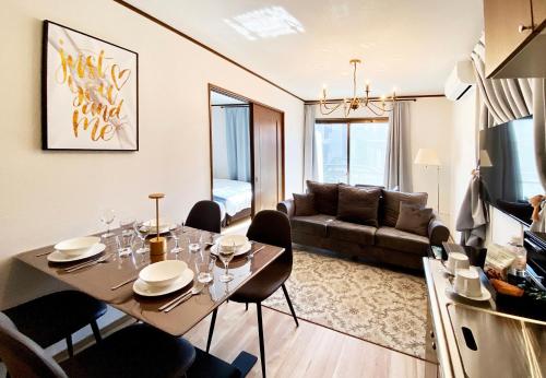 The Domain في كوتشي: غرفة معيشة مع طاولة مع كراسي وأريكة
