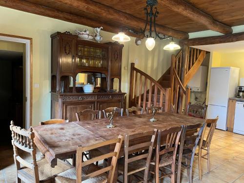 une salle à manger avec une table et des chaises en bois dans l'établissement Retour dans la passé, à Roche-en-Régnier