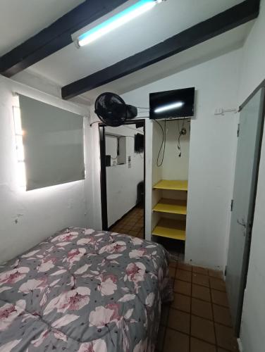 1 dormitorio con 1 cama y teléfono en la pared en Carlos Paz Centric Apartaments en Villa Carlos Paz