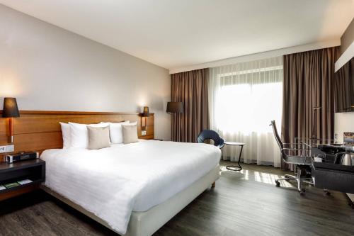 Una cama o camas en una habitación de Courtyard by Marriott Amsterdam Airport
