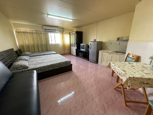 a large room with two beds and a kitchen at ป็อปปูล่าคอนโด เมืองทองธานี ใกล้ Impact 酒店 公寓 in Thung Si Kan
