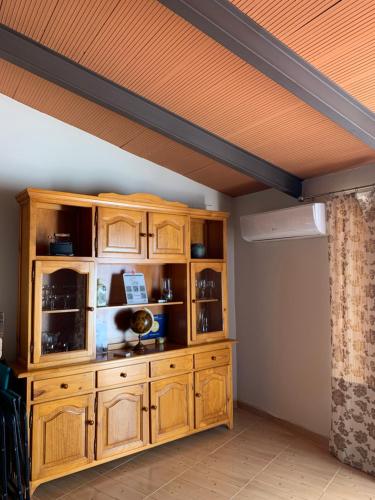 um grande armário de madeira num quarto com tecto em Buhardilla Rústica Mirando a Santa Catalina em Jerez de los Caballeros