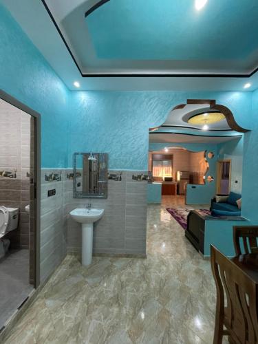 baño con lavabo y baño con dormitorio en House tour dakhla, en Dakhla