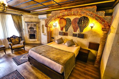 un dormitorio con una cama grande en una habitación en Cappadocia Empire Cave Hotel, en Göreme