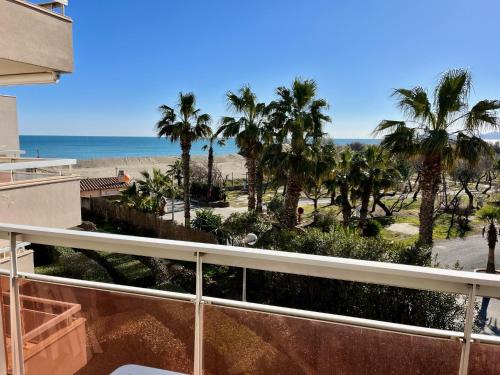 widok na plażę z balkonu apartamentu typu condo w obiekcie Les Capitelles 97 - Studio vue mer - residence avec piscine - Wifi - Parking w mieście Saint-Cyprien