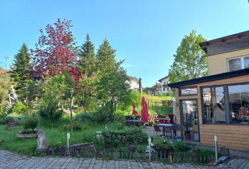 einen Garten vor einem Haus in der Unterkunft Gasthof Edelweiss in Semmering