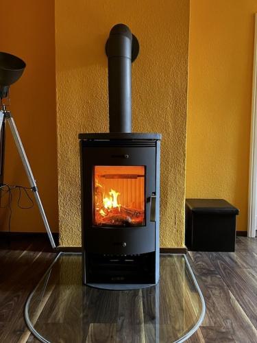 a stove in a room with a fire in it at "Ferienwohnung am Schloss" - Ferienwohnung mit Blick auf das Barbyer Schloss, 5 Gehminuten bis zur Elbe in Barby