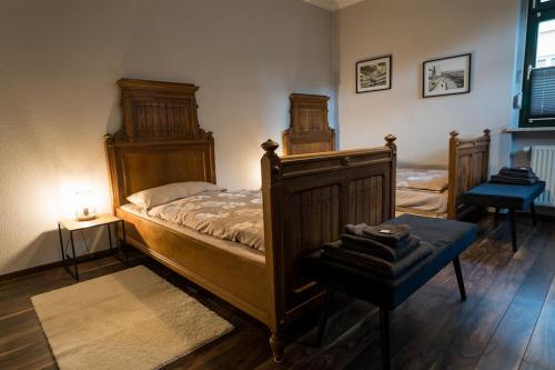 a bedroom with a bed with a wooden frame at "Ferienwohnung am Schloss" - Ferienwohnung mit Blick auf das Barbyer Schloss, 5 Gehminuten bis zur Elbe in Barby