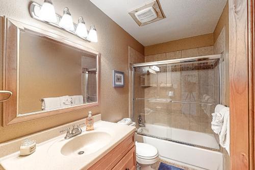 Phòng tắm tại High Country Nest in Winter Park- Unit 16