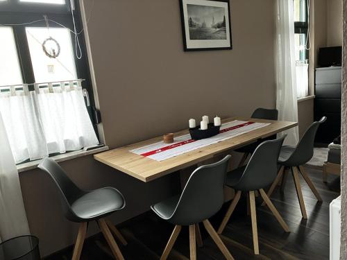 a dining room table and chairs in a room at "Ferienwohnung am Schloss" - Ferienwohnung mit Blick auf das Barbyer Schloss, 5 Gehminuten bis zur Elbe in Barby