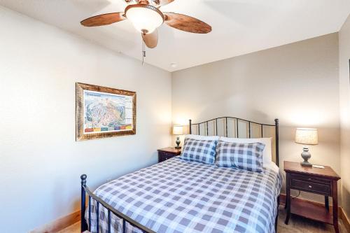 Giường trong phòng chung tại High Country Nest in Winter Park- Unit 16