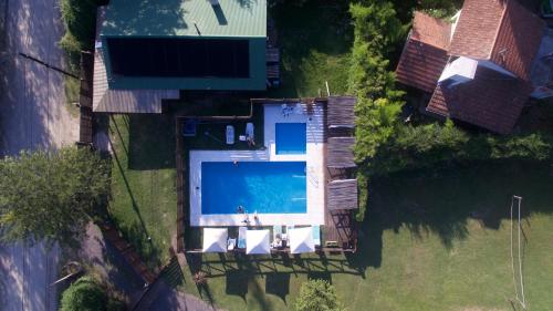 an overhead view of a swimming pool in a house at Cabañas Cuatro Horizontes in Villa General Belgrano