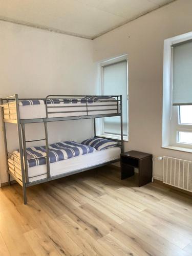 Ein Etagenbett oder Etagenbetten in einem Zimmer der Unterkunft Handwerker Wohnung in City Center