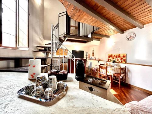 un salon avec un escalier et une salle à manger dans l'établissement La Trinacria, à Agrigente