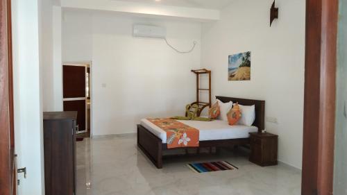 1 dormitorio con 1 cama en una habitación en Relax Beach Resort, en Weligama