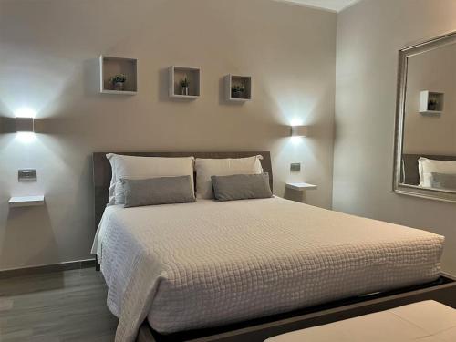 バローロにあるCasa Patrito - appartamento Barberaのベッドルーム1室(枕2つ、鏡付)