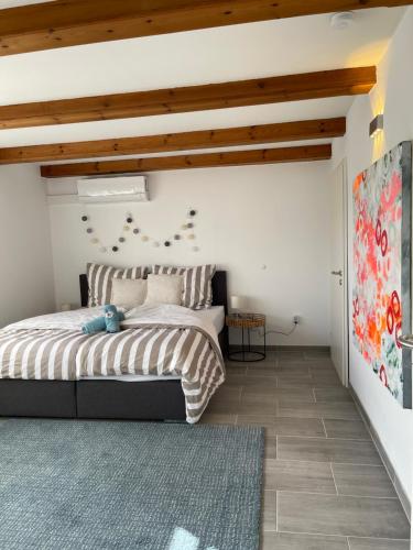 um quarto com uma cama num quarto com tectos em madeira em Gemütliches Landhaus in Harmsdorf em Harmsdorf