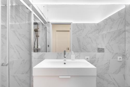 WHome Lisbon's Best Kept Secret: 2-Bed w/AC & Patio