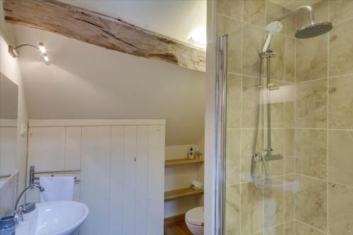 uma casa de banho com um chuveiro, um lavatório e um WC. em L'Amelia em Cromac