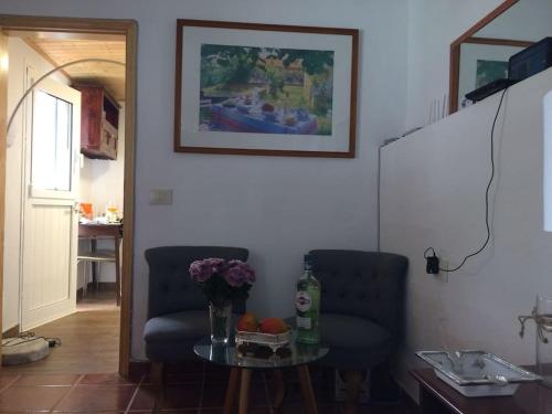 sala de estar con mesa y 2 sillas en Casa-solarium en la naturaleza en Santa Cruz de Tenerife