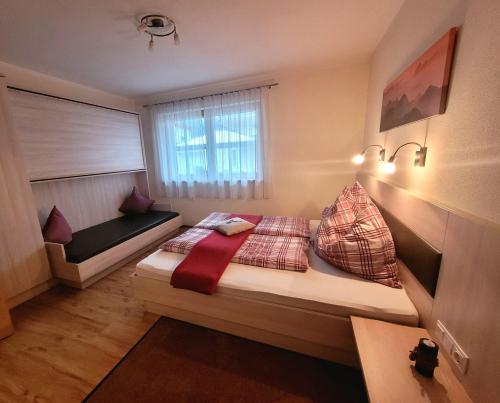 アシャウにあるApart Zillertalの小さなベッドルーム(ベッド1台、窓付)