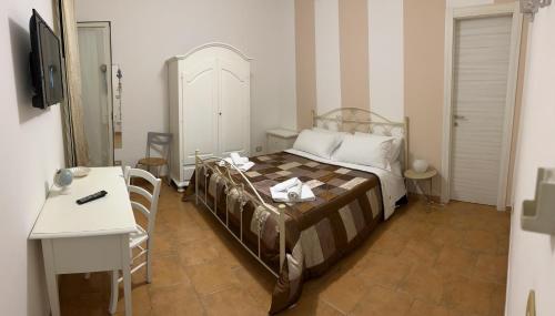 um quarto com uma cama, uma mesa e uma secretária em Civico 17 - appartaments em Taranto