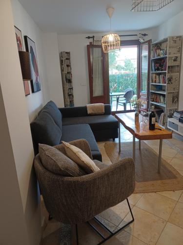 ein Wohnzimmer mit einem Sofa und einem Tisch in der Unterkunft Relax Apartment Costa Esuri in Ayamonte
