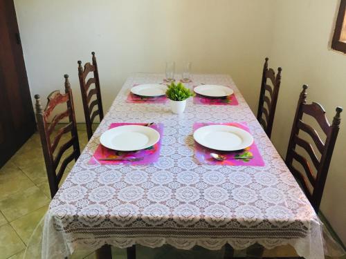 une table avec des assiettes et des verres au-dessus dans l'établissement Sun and Sand Apartment, à Ahangama