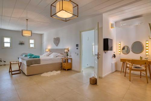 Un pat sau paturi într-o cameră la Grand Villa Rêve Naousa Paros