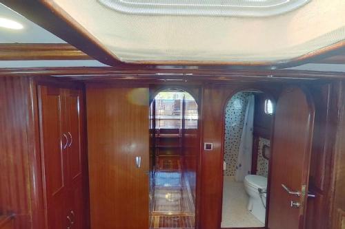 Un baño con muebles de madera y un inodoro en una habitación. en Jambo die etwas andere Ferienwohnung am(im) Meer, en Rogoznica