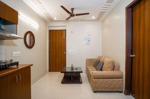 Uma área de estar em The Lodgers 2 BHK Serviced Apartment infront of Artemis Hospital Gurgaon