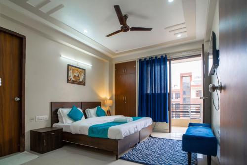 Schlafzimmer mit einem Bett und einem Fenster in der Unterkunft The Lodgers 2 BHK Serviced Apartment infront of Artemis Hospital Gurgaon in Gurgaon