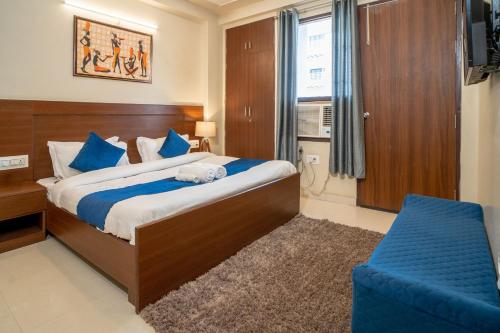 Postel nebo postele na pokoji v ubytování The Lodgers 2 BHK Serviced Apartment infront of Artemis Hospital Gurgaon