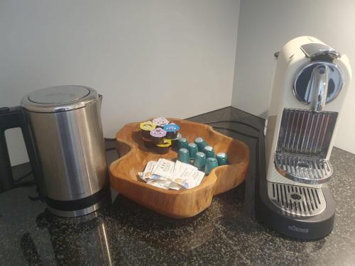 a kitchen counter with a blender and a cutting board at Neue Wohnung an Stadtrand mit Parkplatz in Ebikon