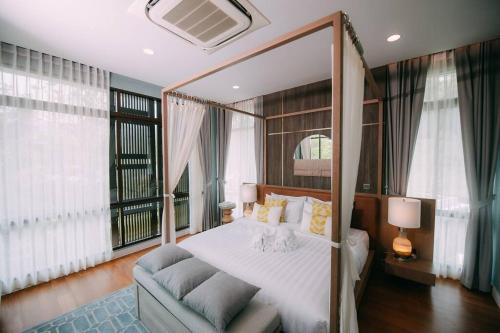 1 dormitorio con cama grande y ventana grande en 18Villa 3 Bedrooms Mountain View, en Pong Yaeng