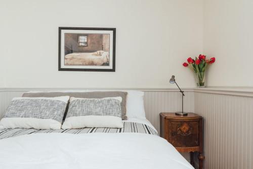 Säng eller sängar i ett rum på Hummingbird House by Country House Escapes