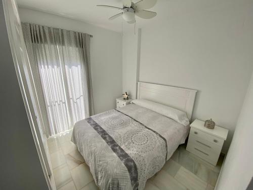 Habitación blanca con cama y ventana en CASA PARAISO DEL SUR - Gran casa independiente de Lujo con amplias terrazas, en Costa Ballena