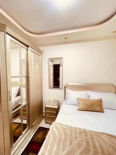 Postel nebo postele na pokoji v ubytování el mansour hotel apartment83
