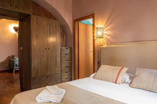 una camera con letto e cassettiera di City Center “ Arco dei Gigli “ a Perugia