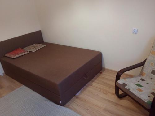 a small bed and a chair in a room at Duże mieszkanie w Helu na Leśnej in Hel