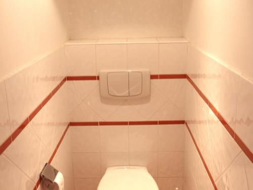 a small bathroom with a toilet in a room at Appartement Montagne pour 6 pers, proche télécabine - FR-1-165A-53 in Uvernet-Fours