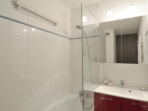 une salle de bain avec une douche, une baignoire et un lavabo dans l'établissement Studio Rénové 3/4 Pers, Pied des Pistes, Balcon, La Plagne - FR-1-181-2434, à La Plagne Tarentaise