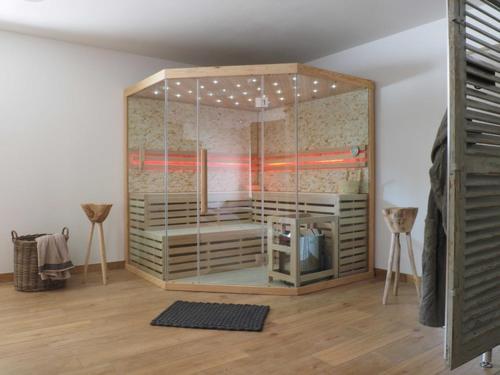 Zimmer mit großer Glaswand in einem Zimmer in der Unterkunft Lauras Weinherberge in Leinsweiler