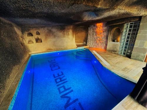 una gran piscina de agua azul en una habitación en Cappadocia Empire Cave Hotel, en Göreme