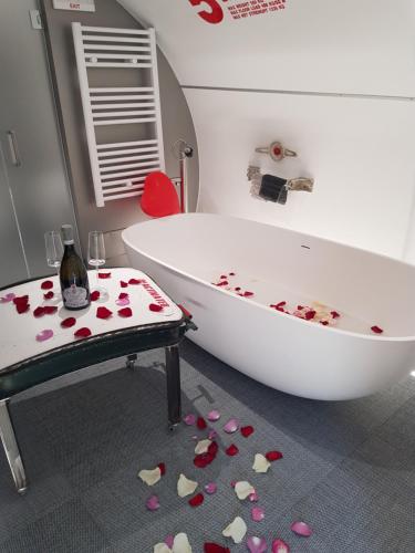 a bathroom with a large tub with hearts on the floor at Natur Air Suite in Ghiaie