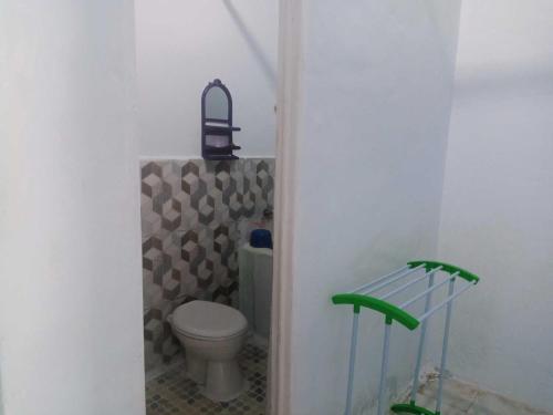 uma pequena casa de banho com WC num quarto em EXPRESS O 92251 Jaya Kusuma Homestay em Jambi